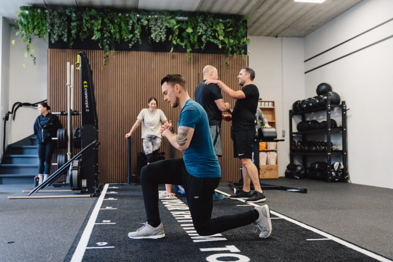 Zone5 groepstraining lunges op de track