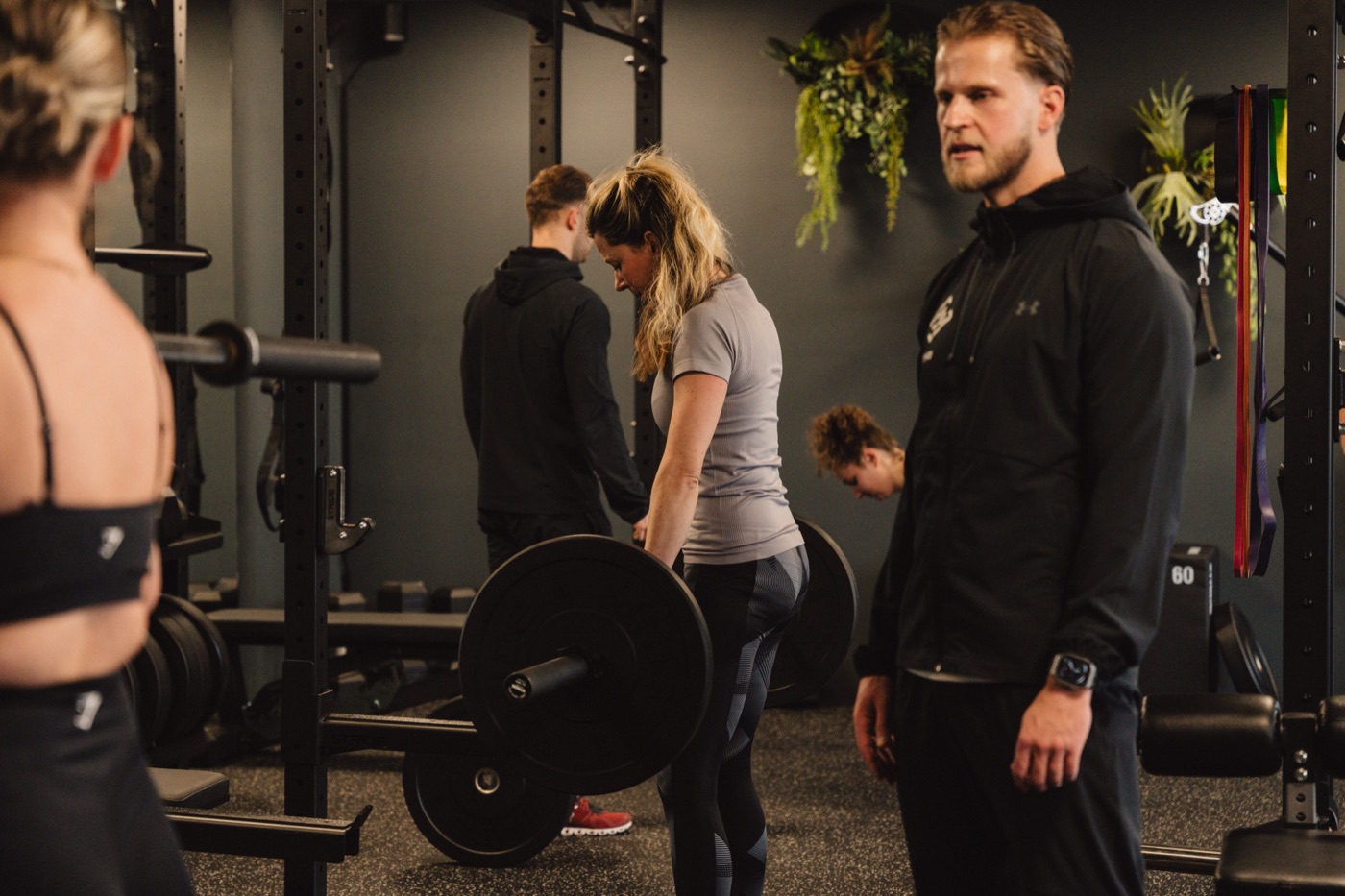 Vrouw traint deadlift met begeleiding bij Zone5 Vught